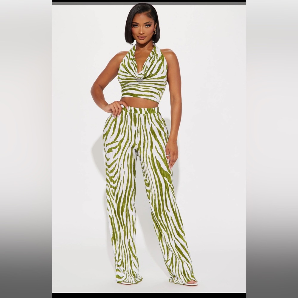 Fashion Nova- Alwavs Around Plisse
Pant Set -XS